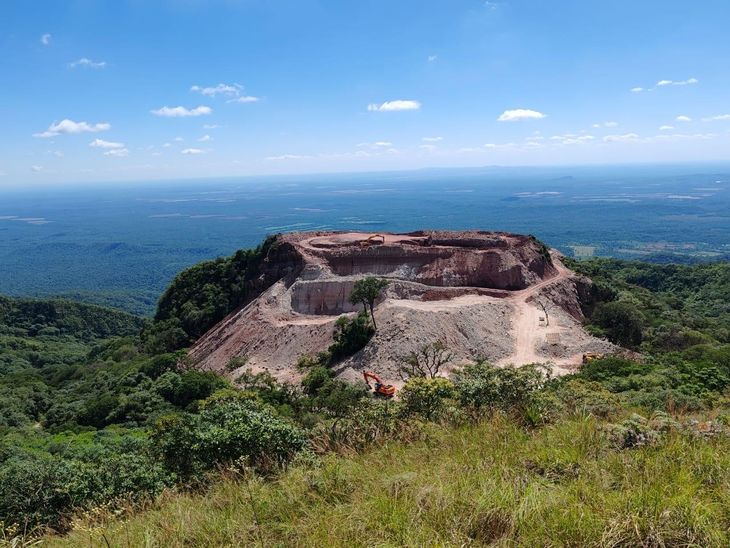 Los Villanueva lograron convertir a MOM Mining en la primera mina jujeña de cobre que exporta a Chile, a pesar de operar con procesos manuales y altos costos. Los chilenos trabajan con leyes de 0,5%–0,7%; Martín Bronce vende 4%–5%. Los Villanueva lograron convertir a MOM Mining en la primera mina jujeña de cobre que exporta a Chile, a pesar de operar con procesos manuales y altos costos. Los chilenos trabajan con leyes de 0,5%–0,7%; Martín Bronce vende 4%–5%.