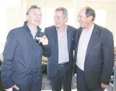 Mauricio Macri en la pelea territorial en Bahía Blanca, junto a Ernesto Sanz y el candidato local a intendente por Cambiemos.
