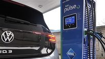 volkswagen y bp podrian expandir alianza de recarga de autos electricos a otras regiones