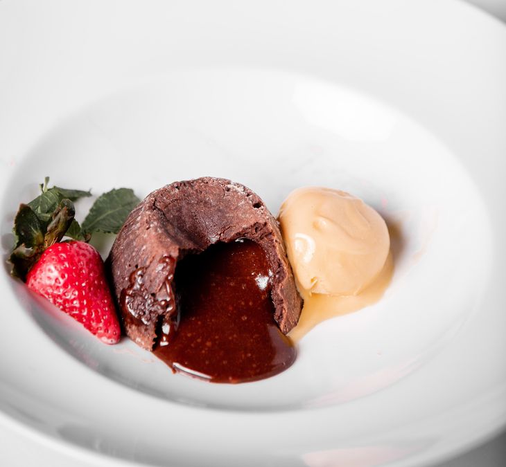 The Dulce de Milk volcano with ice cream: irresistible to the last tablespoon. The Dulce de Milk volcano with ice cream: irresistible to the last tablespoon.