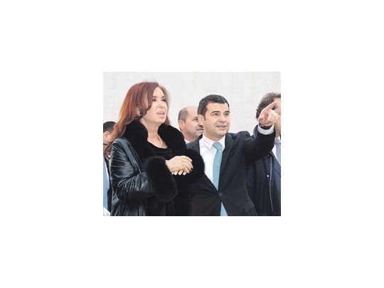 Cristina de Kirchner, junto a Miguel Galuccio en la refinería de Ensenada, atribuyó a «operaciones políticas y mediáticas» las versiones sobre la renuncia del CEO de YPF.
