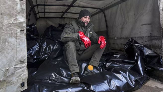 Los cuerpos de las víctimas de los ataques rusos son enterrados en fosas comunes en Mariúpol.