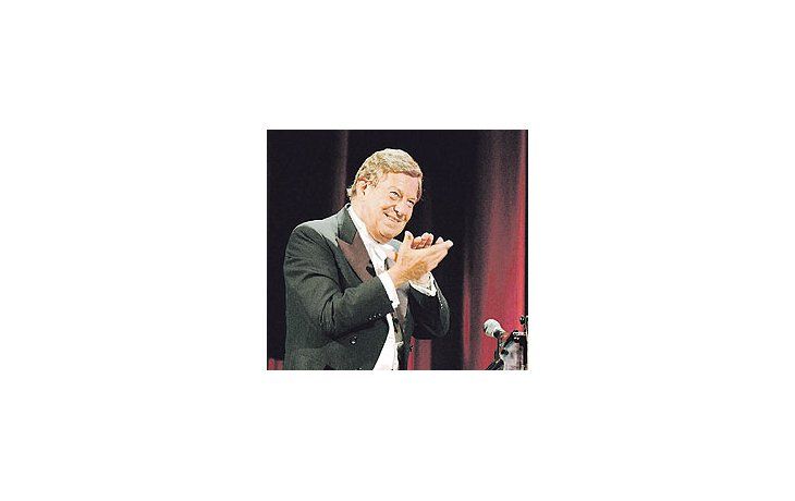 ámbito.com | Mariano Mores festejó sus 90 años con espectacular concierto en el Luna Park.