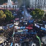 Miles de docentes, no docentes y estudiantes colmaron la Plaza de Mayo. Miles de docentes, no docentes y estudiantes colmaron la Plaza de Mayo.