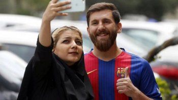 El Messi iraní sacandose una selfie con una mujer.