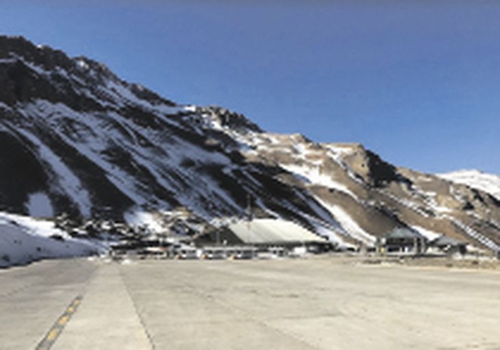 Limpieza. Todavía hay sectores en la ruta con hasta 1.20 metros de nieve. Limpieza. Todavía hay sectores en la ruta con hasta 1.20 metros de nieve.