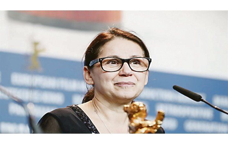 ámbito.com | Ildikó Enyedi. La directora húngara recibe el Oso de Oro por “Sobre cuerpo y alma”, una película sobre el romance entre un hombre maduro y una chica joven en el que ambos sueñan con ser ciervos en el bosque.
