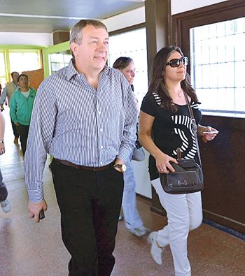 El ministro y candidato Norberto Yauhar ayer en Trelew, Chubut, junto a su familia cuando iba a depositar el voto