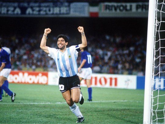 Diego Maradona celebra el gol de Claudio Caniggia en la semifinal con Italia que Argentina terminaría ganando por penales.