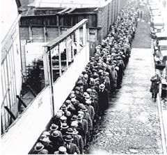 The endless lines of unemployed, a typical postcard of the Great Depression of the 1930s. Like that, this crisis will also leave its marks: economists lead the list of losers. The endless lines of unemployed, a typical postcard of the Great Depression of the 1930s. Like that, this crisis will also leave its marks: economists lead the list of losers.