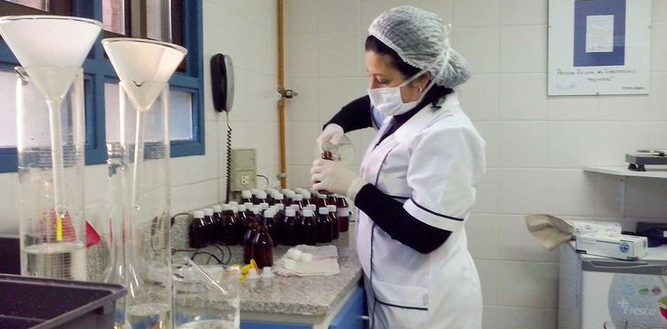 Profesional de la bioquímica haciendo trabajos de investigación Profesional de la bioquímica haciendo trabajos de investigación