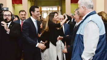POSTALES. Urtubey y su esposa durante el acto de inicio de sesiones legislativas.