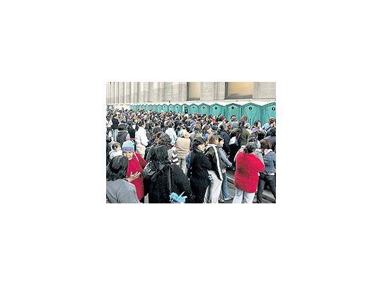 Necesidades básicas satisfechas. Aunque con una asistencia mermada de gente al acto frente a otras concentraciones, hubo colas en los baños químicos y abundancia de choripanes, aunque no gratis ($ 5), y sin bebida.