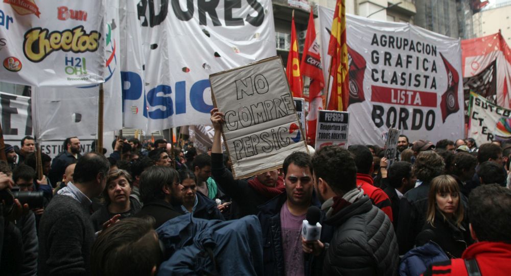 Un fuerte operativo policial buscó sin éxito impedir que los manifestantes se ubiquen frente al palacio legislativo. Foto: Ignacio Petunchi