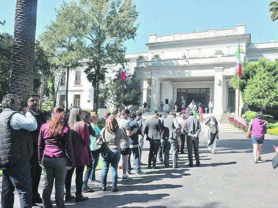 APERTURA. Miles de mexicanos recorrieron los hasta hace unas horas rincones lujosos y privados de los presidentes de México y sus familias de la residencia oficial de Los Pinos, los cuales fueron abiertos el fin de semana al público por primera vez en más de ocho décadas. Había sido una de las promesas de López Obrador.