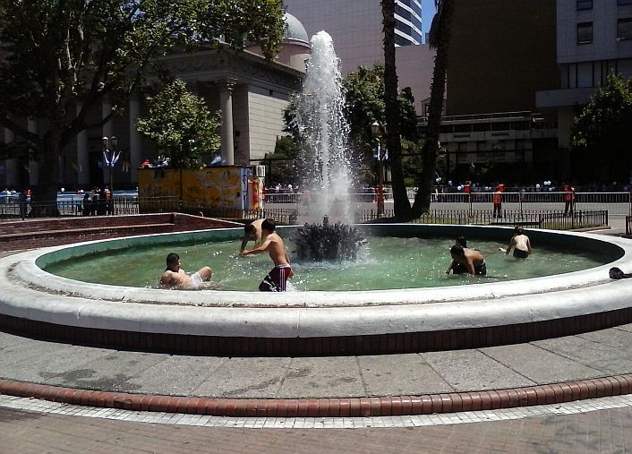 Crónica y fotos de una asunción acalorada en la Plaza de Mayo (foto 14)