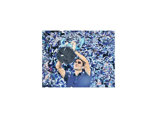 Escondido ente los papelitos, el suizo Roger Federer no puede ocultar su felicidad tras ganar por sexta vez el Masters de tenis.