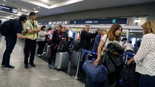Miles de pasajeros se vieron afectados por las demoras en sus vuelos.&nbsp;