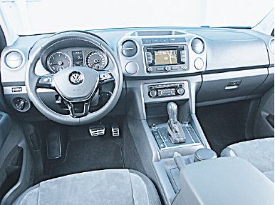 La Amarok Ultimate ofrece nuevo tapizado, pedalera de aluminio y detalles que identifican a esta edición especial de Volkswagen. También computadora de a bordo multifunción.