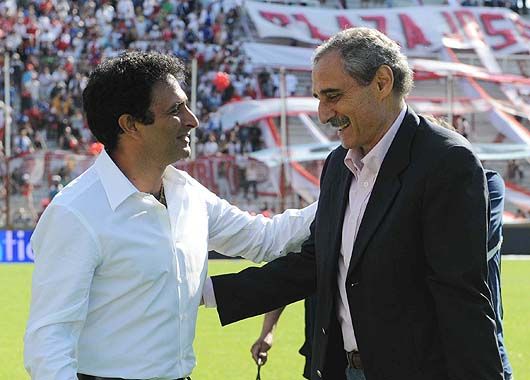 Astrada y Cappa se saludan antes del partido.
