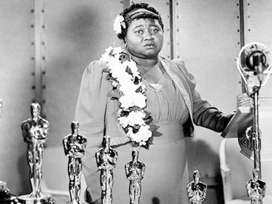 hattie mcdaniel. Por “Lo que el viento se llevó”, fue la primera persona negra que ganó un Oscar, pero debió seguir la ceremonia desde el fondo.
