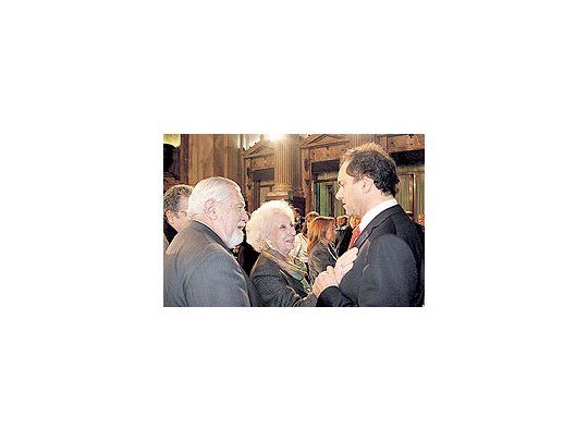 Estela deCarlotto y elsecretario deDerechosHumanos,Eduardo LuisDuhalde,tratan de quese les peguealgo de lasuerteelectoral quetiene DanielScioli. Fue enel Congreso,en la inauguraciónde unajornada sobrederechoshumanos.
