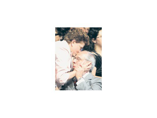 Dilma Rousseff besa al ex ministro de Justicia Márcio Thomaz Bastos durante un encuentro con un grupo de intelectuales, juristas y artistas que decidieron apoyarla en la carrera presidencial.