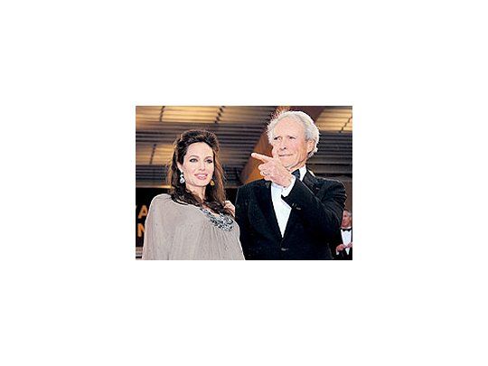Clint Eastwood asiste con Angelina Jolie a la exhibición del film.