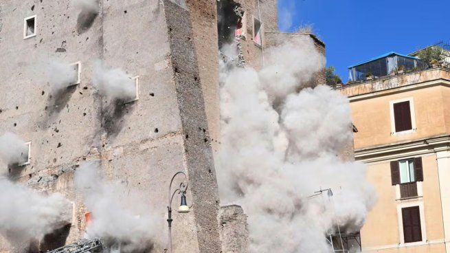 La estructura medieval estaba siendo restaurada cuando sufrió el colapso y dejó atrapada a varios trabajadores.