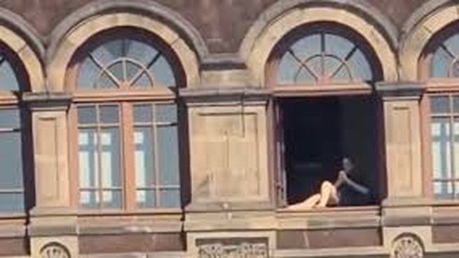 Florencia Franco Fernández fue captada tomando sol en ventana del Palacio Nacional.