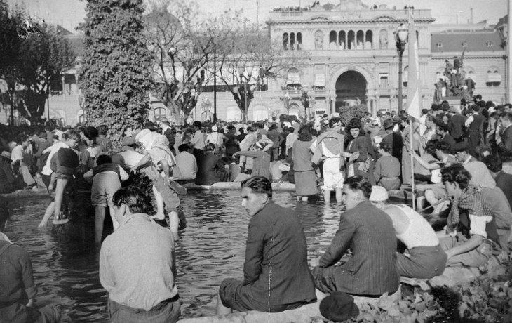 Las patas en la fuente, imagen histórica del 17 de octubre de 1945, fecha fundacional del peronismo.