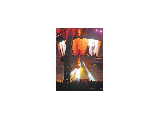 Nunca antes se vio en nuestro país un despliegue de infraestructura escénica como el del show de U2, que además de buena música, incluyó citas futboleras de Bono y proclamas por la unidad y la no violencia.