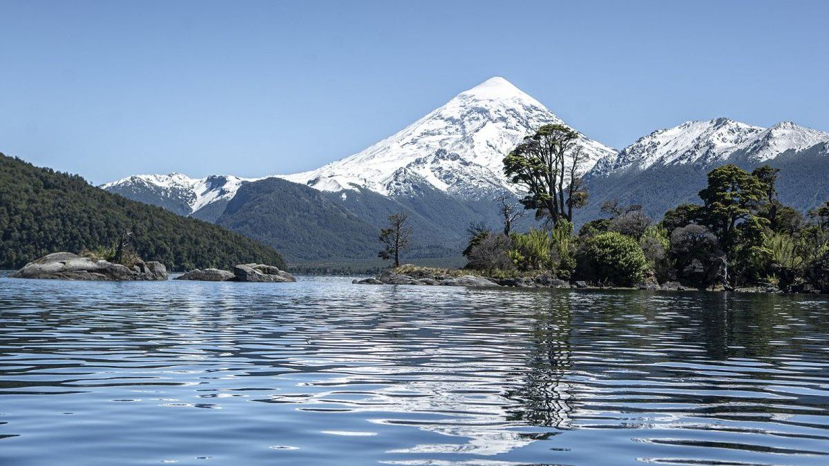Movilización para que el volcán Lanín vuelva a ser declarado "sitio sagrado mapuche"