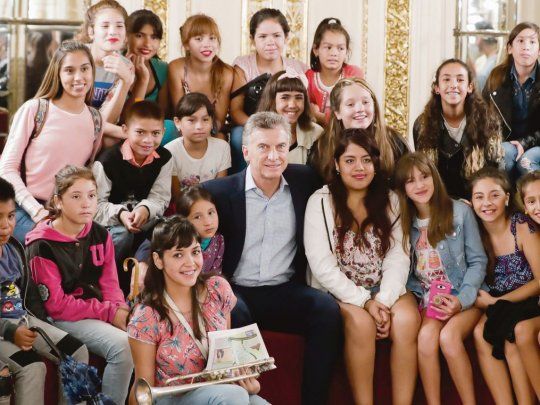 Visita. Mauricio Macri recibió ayer en el Salón Blanco de la Casa Rosada a chicos del merendero Los Peques del barrio La Esmeralda de Florencio Varela.