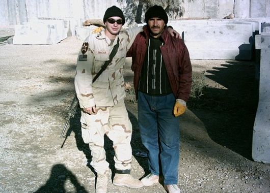 Rob Brucker con un iraquí.