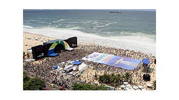 ámbito.com | Desde temprano, los habitantes de Río se congregaron en la playa.