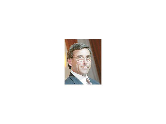 Alex Botan,CEO de GEArgentina:«Estamoslanzando GEMoney, paradar créditosa sectoresmedios ybajos». Laempresa esfilial de ungigante quefactura u$s152.000millones alaño.