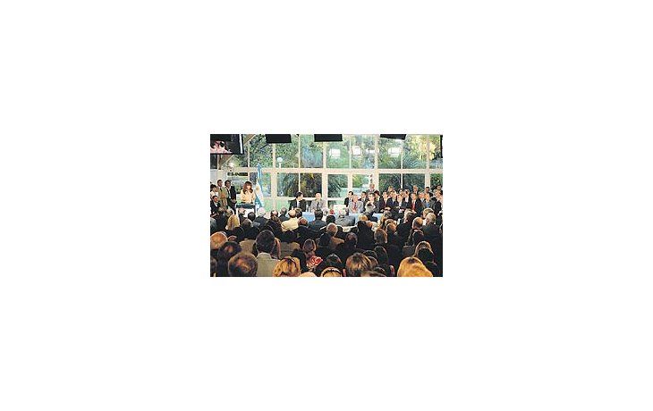 Cristina de Kirchner, junto a los gobernadores, el día en que anunció la creación del Fondo Federal Solidario. Hoy arrancará el goteo de recursos, que, sin embargo, no podrán ser utilizados para pagar salarios.