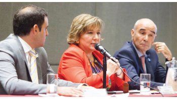 ámbito.com | Ana Hinojosa (OMA), junto con Pisani (CIRA) y Gómez Centurión, director de Aduanas.