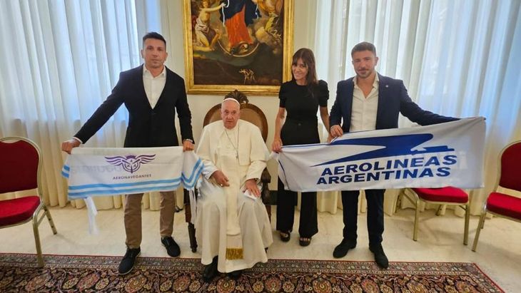 Ley Bases: en pleno debate, el papa Francisco se mostró con una bandera en defensa de Aerolíneas Argentinas. Ley Bases: en pleno debate, el papa Francisco se mostró con una bandera en defensa de Aerolíneas Argentinas.