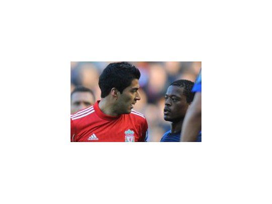 Sancionado. Suárez insulta y agrede verbalmente a Evra. No jugará por ocho partidos y deberá pagar 48.000 euros.