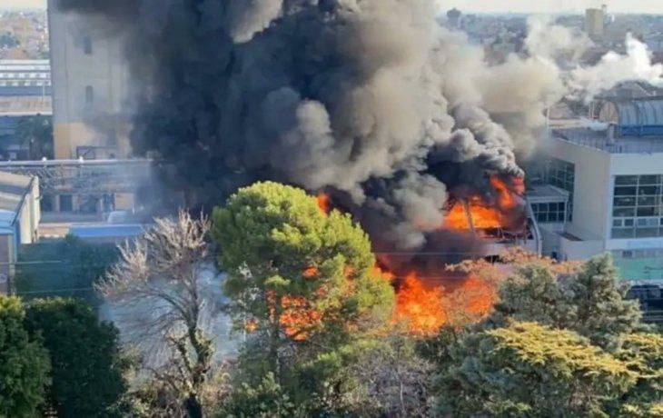 se registro un voraz incendio en un sector de la cerveceria quilmes