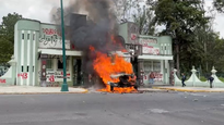 Normalistas de Ayotzinapa incendiaron un camión en las puertas del Campo Militar, derribaron una puerta y lanzaron explosivos.