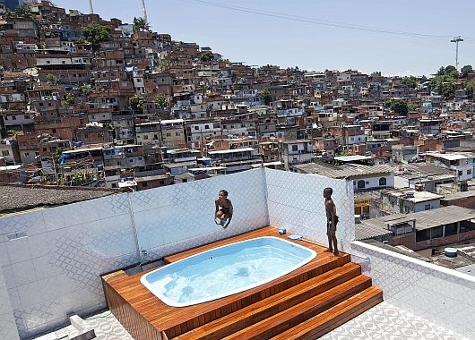 La Policía de Río de Janeiro encontró una mansión construida en medio de las favelas
