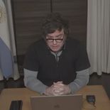 Javier Milei expone por videoconferencia desde París ante los empresarios reunidos en Mar del Plata.