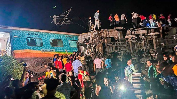 Al menos 120 muertos tras el choque de trenes en India. 