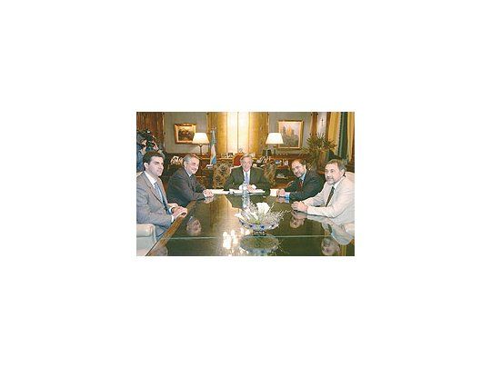 El cuarteto que administra desde ayer el bloque PJ de Diputados: Carlos Caserio (Córdoba), Juan Manuel Urtubey (Salta), Jorge Argüello (Capital Federal) y Osvaldo Nemirovsci (Río Negro), reunido con Néstor Kirchner.