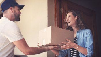 En esta dinámica, se mantienen reglas claras para el puerta a puerta: el envío no debe superar los 50 kilos, se permite hasta tres unidades de un mismo producto y no debe tener fines comerciales.