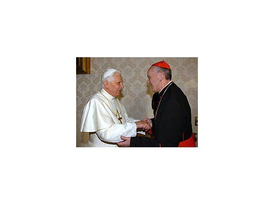 El papa Benedicto XVI junto al cardenal Jorge Bergoglio.