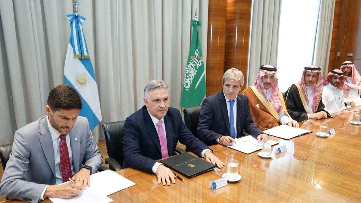 In the midst of the fight over the Budget, Martín Llaryora and Maximiliano Pullaro met with Luis Caputo